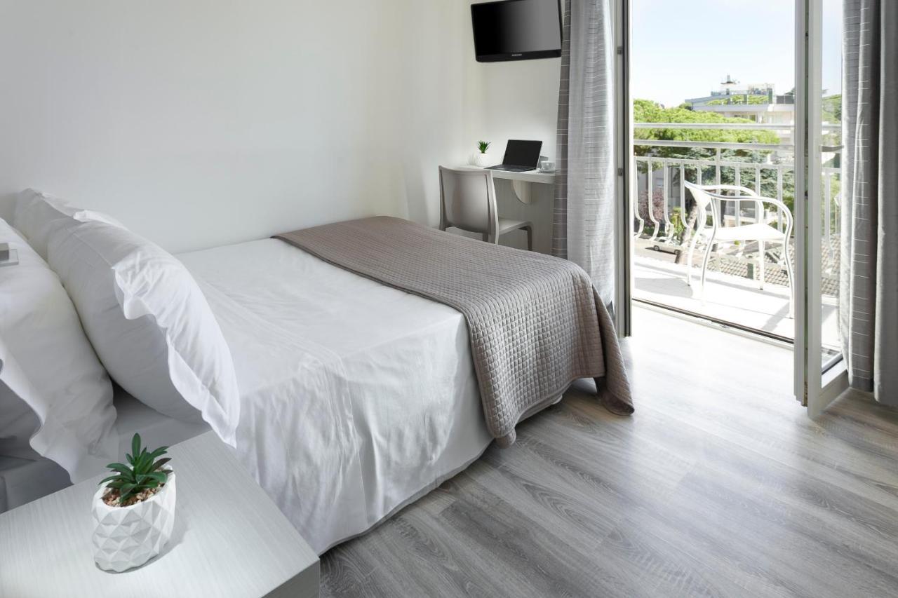 Hotel Zanarini In Centro A リッチョーネ エクステリア 写真
