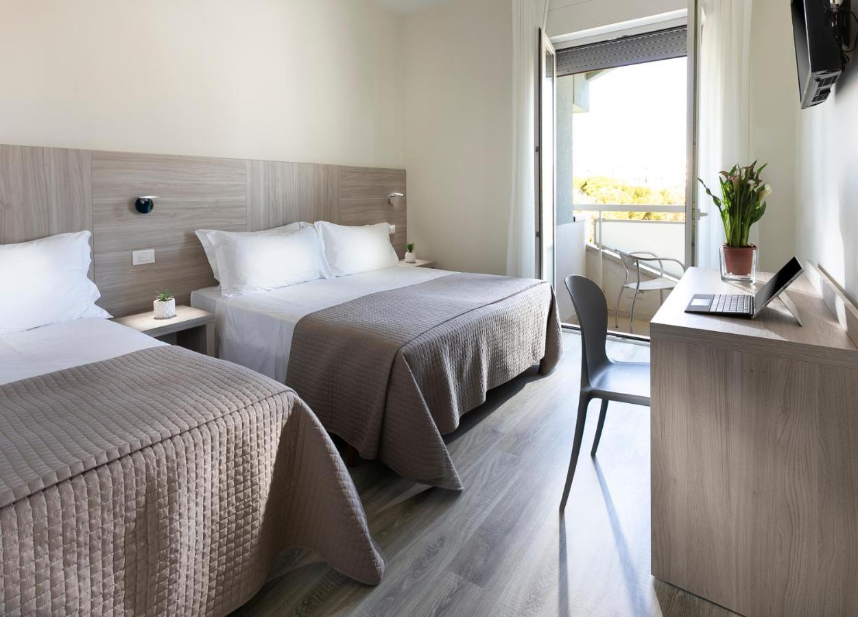 Hotel Zanarini In Centro A リッチョーネ エクステリア 写真