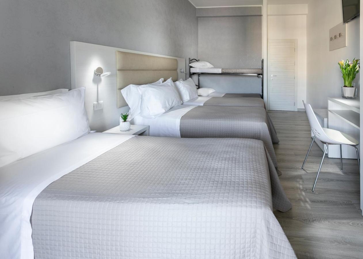 Hotel Zanarini In Centro A リッチョーネ エクステリア 写真