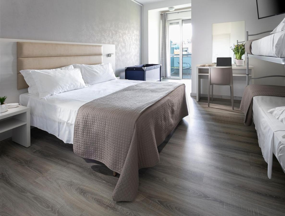 Hotel Zanarini In Centro A リッチョーネ エクステリア 写真
