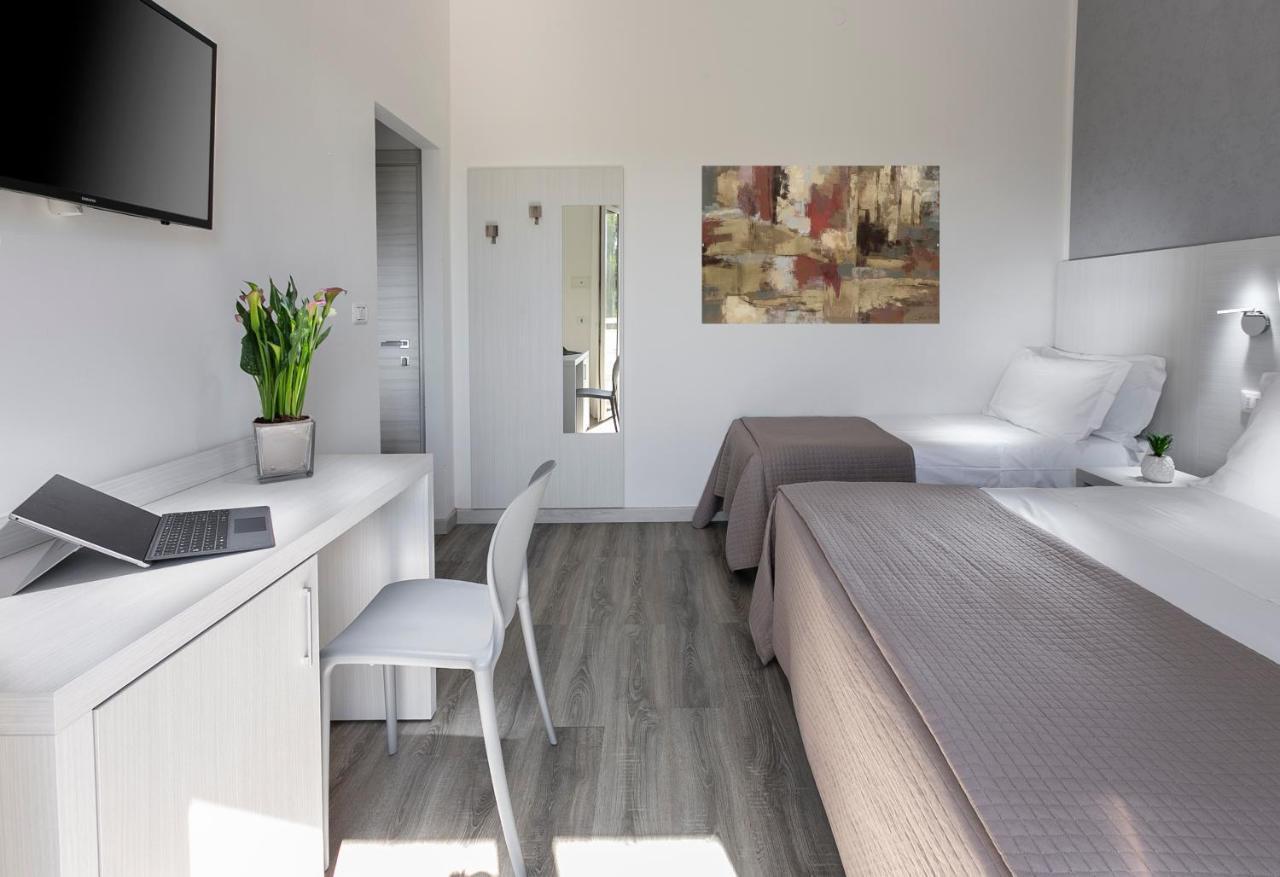 Hotel Zanarini In Centro A リッチョーネ エクステリア 写真