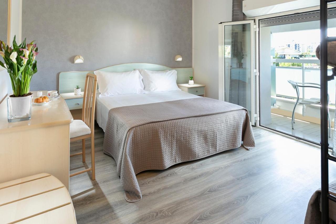 Hotel Zanarini In Centro A リッチョーネ エクステリア 写真