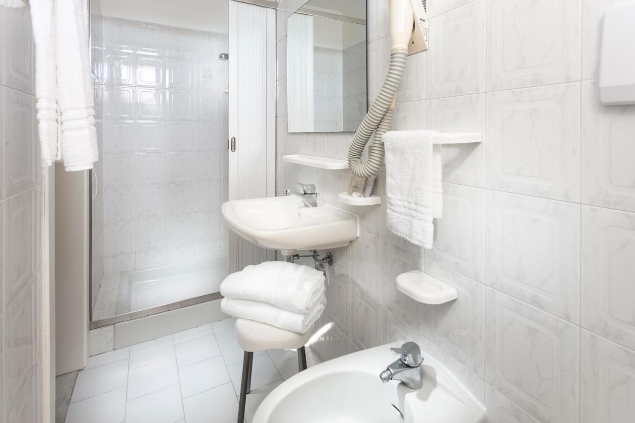Hotel Zanarini In Centro A リッチョーネ エクステリア 写真