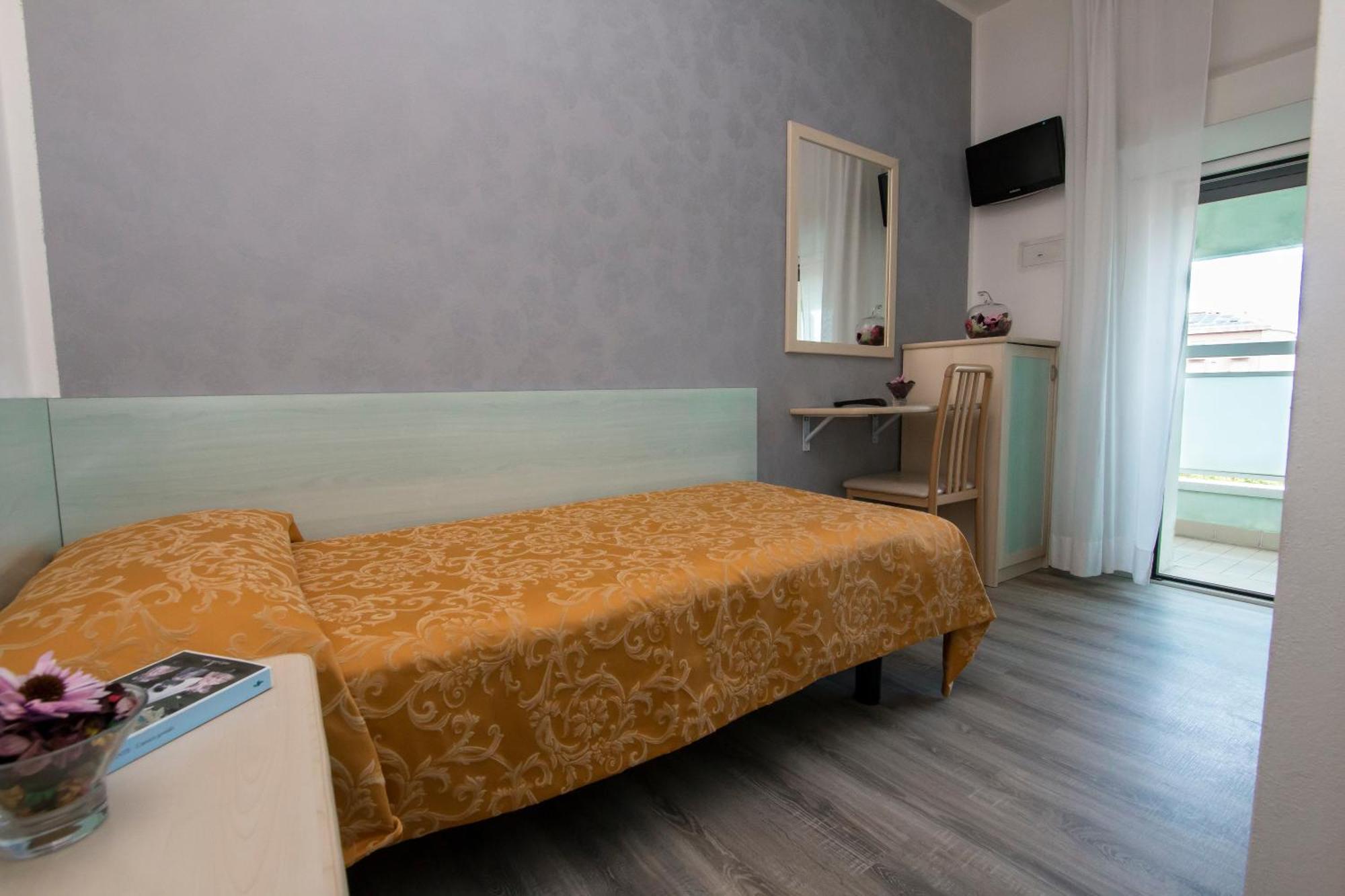 Hotel Zanarini In Centro A リッチョーネ エクステリア 写真