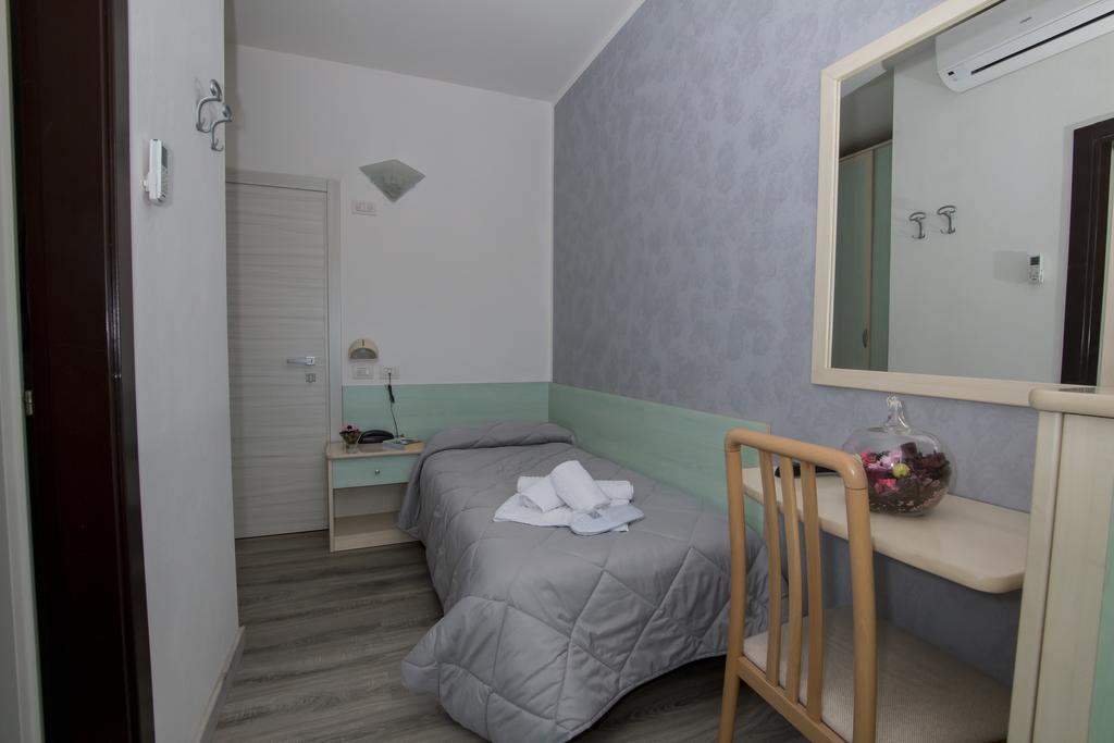 Hotel Zanarini In Centro A リッチョーネ 部屋 写真