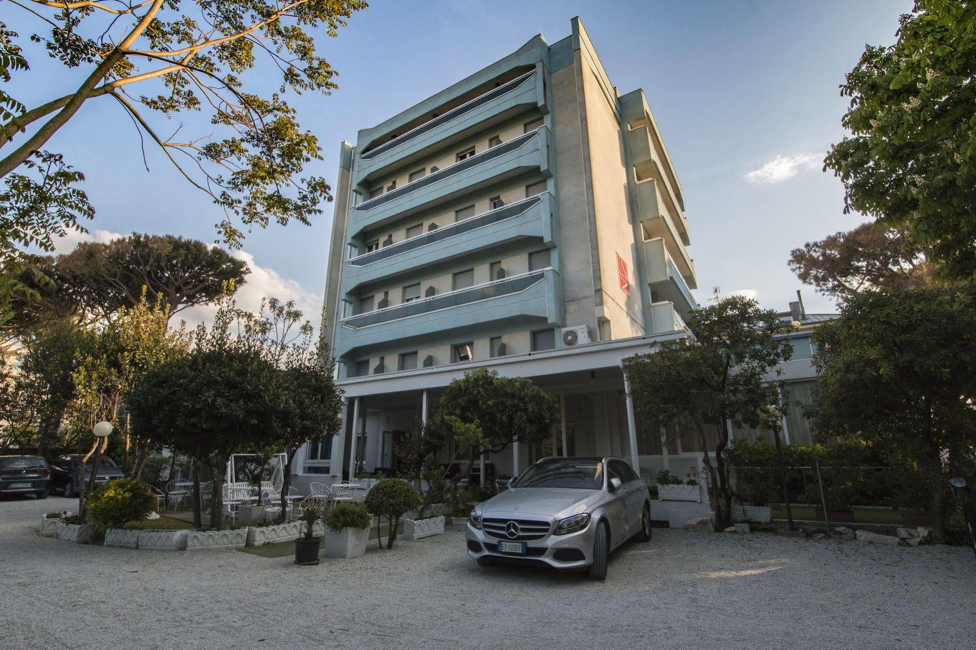 Hotel Zanarini In Centro A リッチョーネ エクステリア 写真