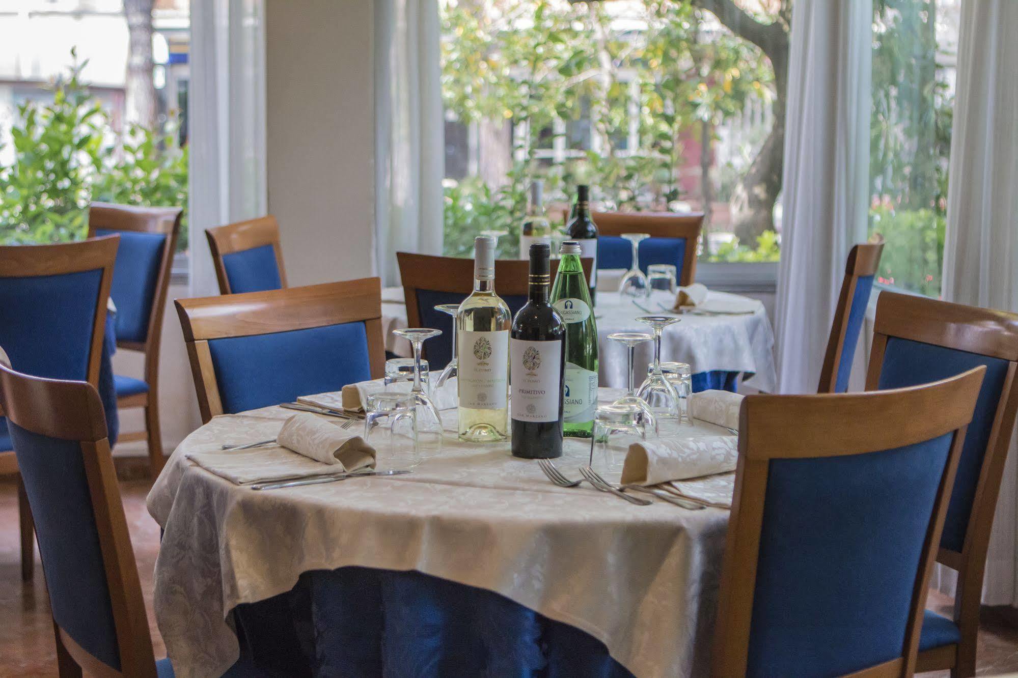 Hotel Zanarini In Centro A リッチョーネ エクステリア 写真