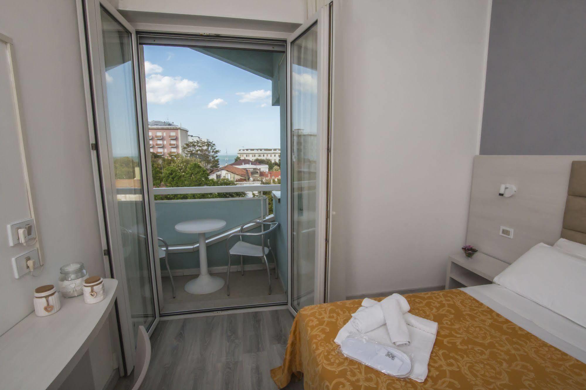 Hotel Zanarini In Centro A リッチョーネ エクステリア 写真