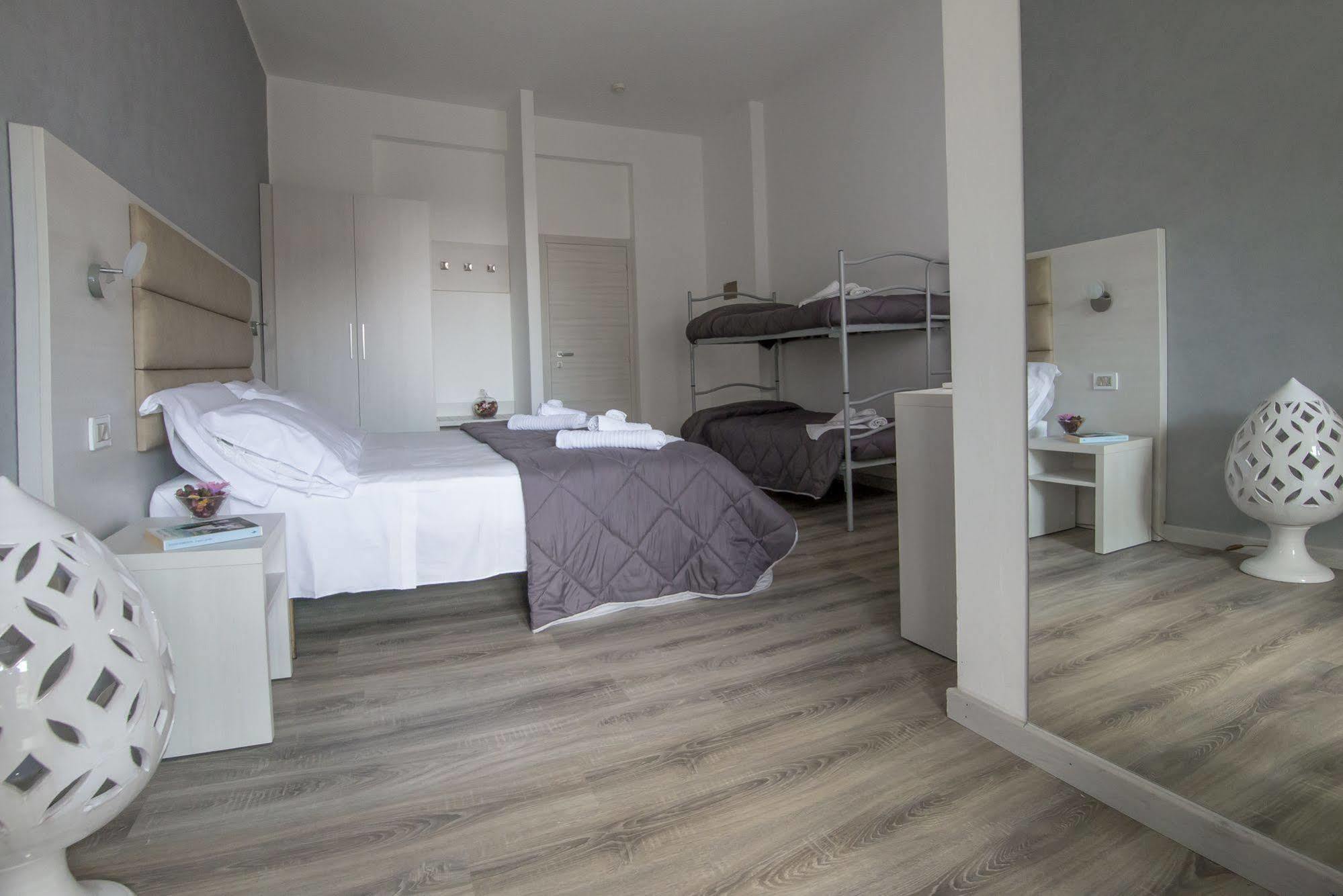 Hotel Zanarini In Centro A リッチョーネ エクステリア 写真