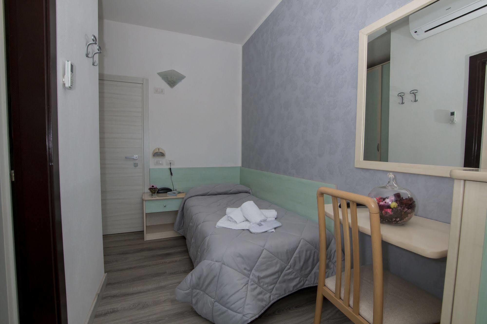 Hotel Zanarini In Centro A リッチョーネ エクステリア 写真