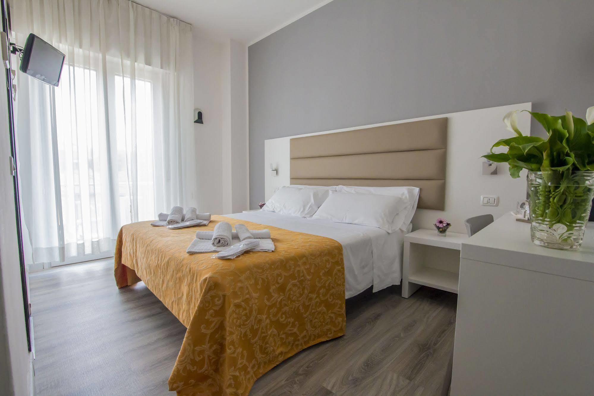 Hotel Zanarini In Centro A リッチョーネ エクステリア 写真
