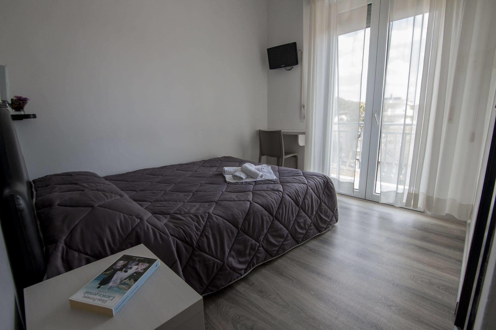 Hotel Zanarini In Centro A リッチョーネ エクステリア 写真