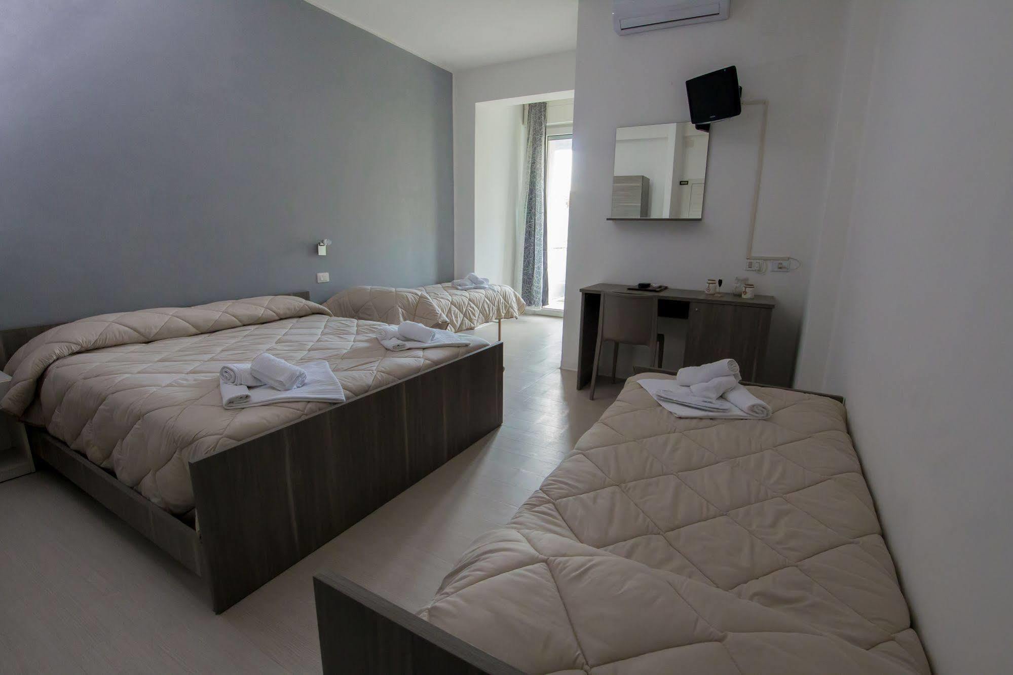 Hotel Zanarini In Centro A リッチョーネ エクステリア 写真