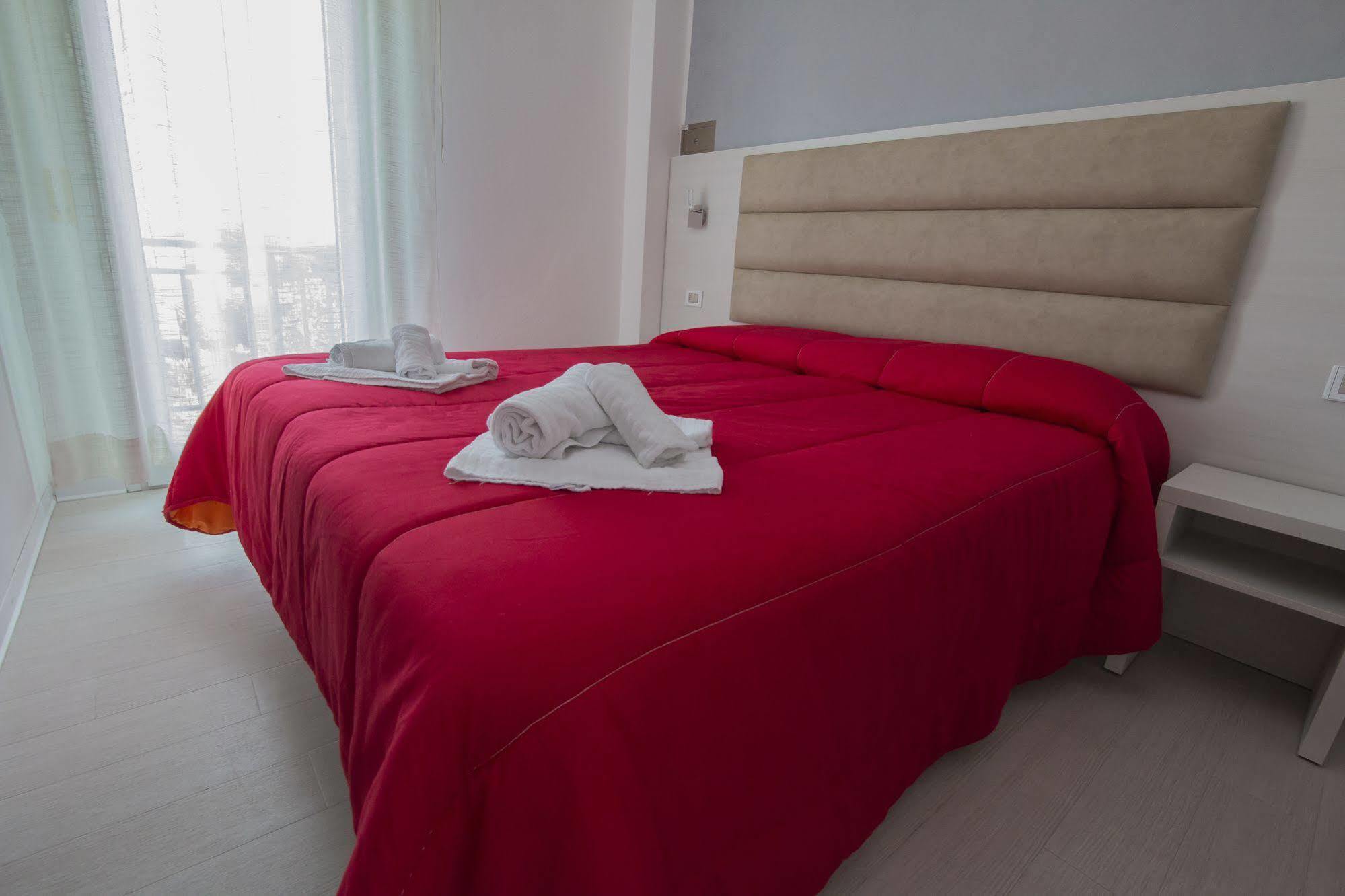 Hotel Zanarini In Centro A リッチョーネ エクステリア 写真