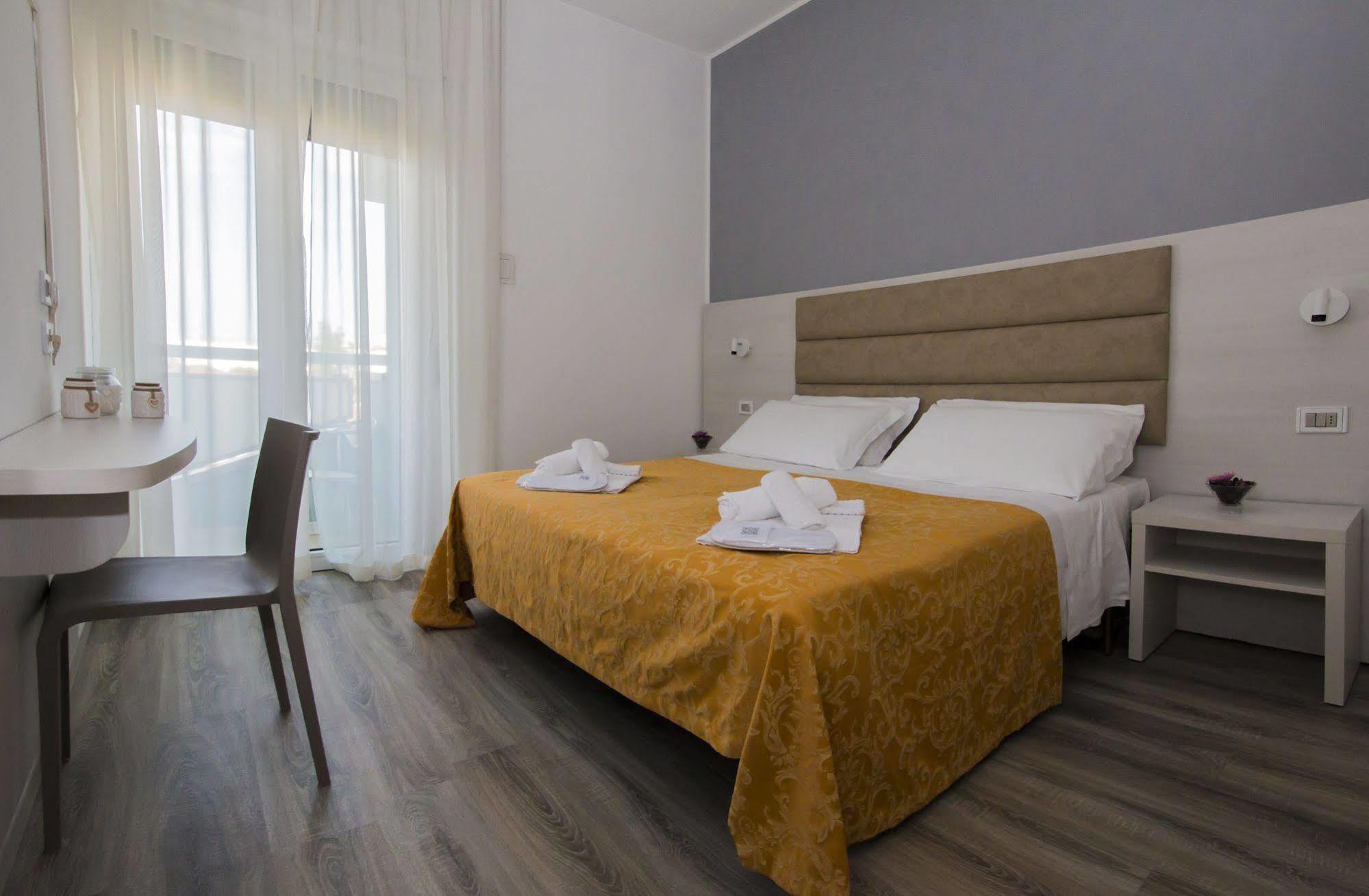 Hotel Zanarini In Centro A リッチョーネ エクステリア 写真